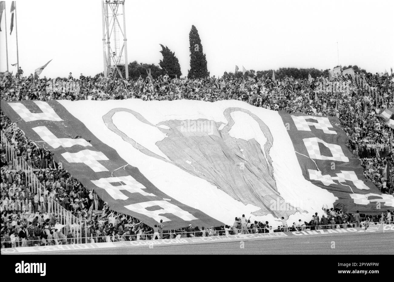 'Final European Cup of Champions Liverpool FC - AS Roma 5:3 dopo la punizione sparatoria sulla 30.05.1984 a Roma bandiere giganti di tifosi, Ultras di AS Roma con l'iscrizione ''Ultra Roma''. [traduzione automatica]' Foto Stock