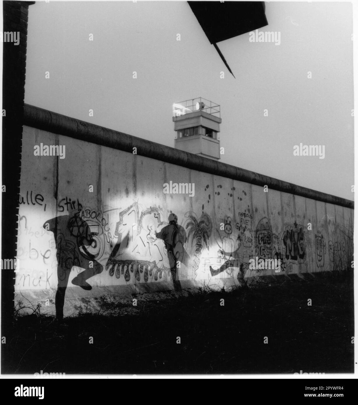 Berlino Ovest, muro di Berlino, confine settoriale (costruito dal 13 agosto 1961, demolito dopo il 9 novembre 1989). "Art Action Lightning Shadow" con graffiti sulla parete. Fotografia sperimentale, 6x6 cm negativo, bianco e nero. Foto, 1988. Foto Stock