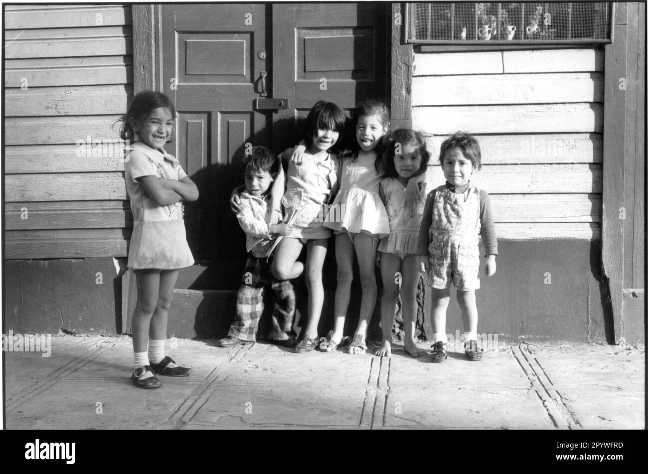 Etnologia: Messico. I bambini sono a due passi dalla strada della città. Street scene, bianco e nero. Foto, 1973 Foto Stock