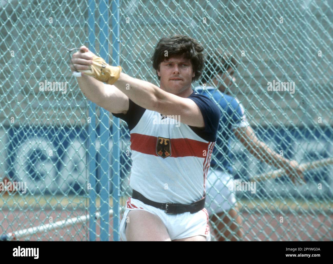 Tiratore a martello Karl-Hans Riehm Action in maglia nazionale 22.05.1982  (data stimata) [traduzione automatica] Foto stock - Alamy