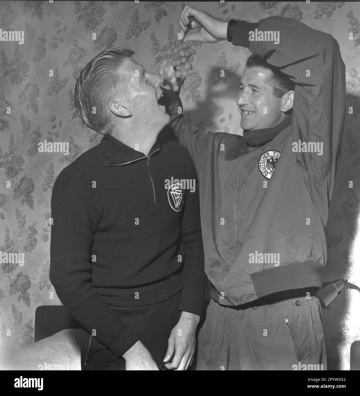 Coppa del mondo di calcio 1958 in Svezia. Visita ai quartieri della nazionale tedesca a Bjärred 06.06.1958. Helmut Rahn ''nutre'' Karl-Heinz Schnellinger con uva. [traduzione automatica]' Foto Stock