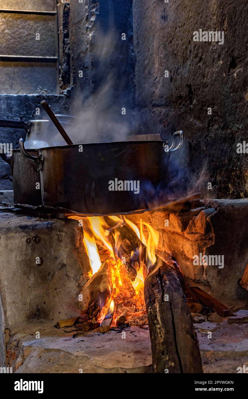 Cibo tradizionale brasiliano preparato su vecchio e popolare stufa a legna, Brasile Foto Stock