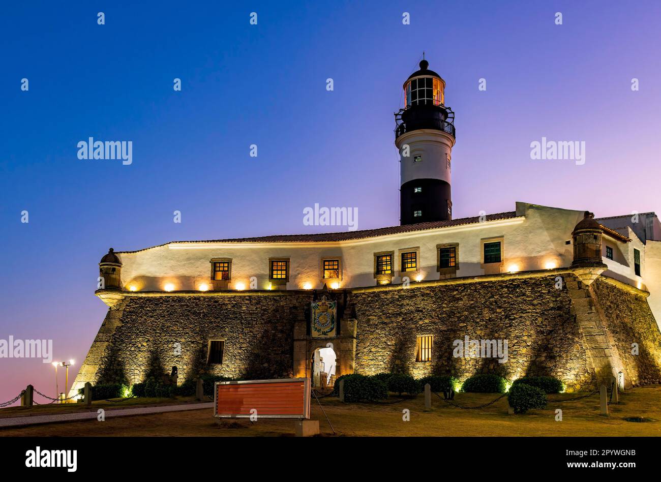 Tramonto al faro di barra, una delle principali attrazioni turistiche della città di Salvador, Bahia, Brasile Foto Stock