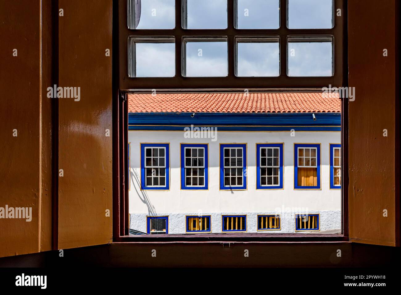 Vecchie case in stile coloniale viste attraverso una finestra di legno nella storica città di Diamantina a Minas Gerais, Brasile, Brasile Foto Stock