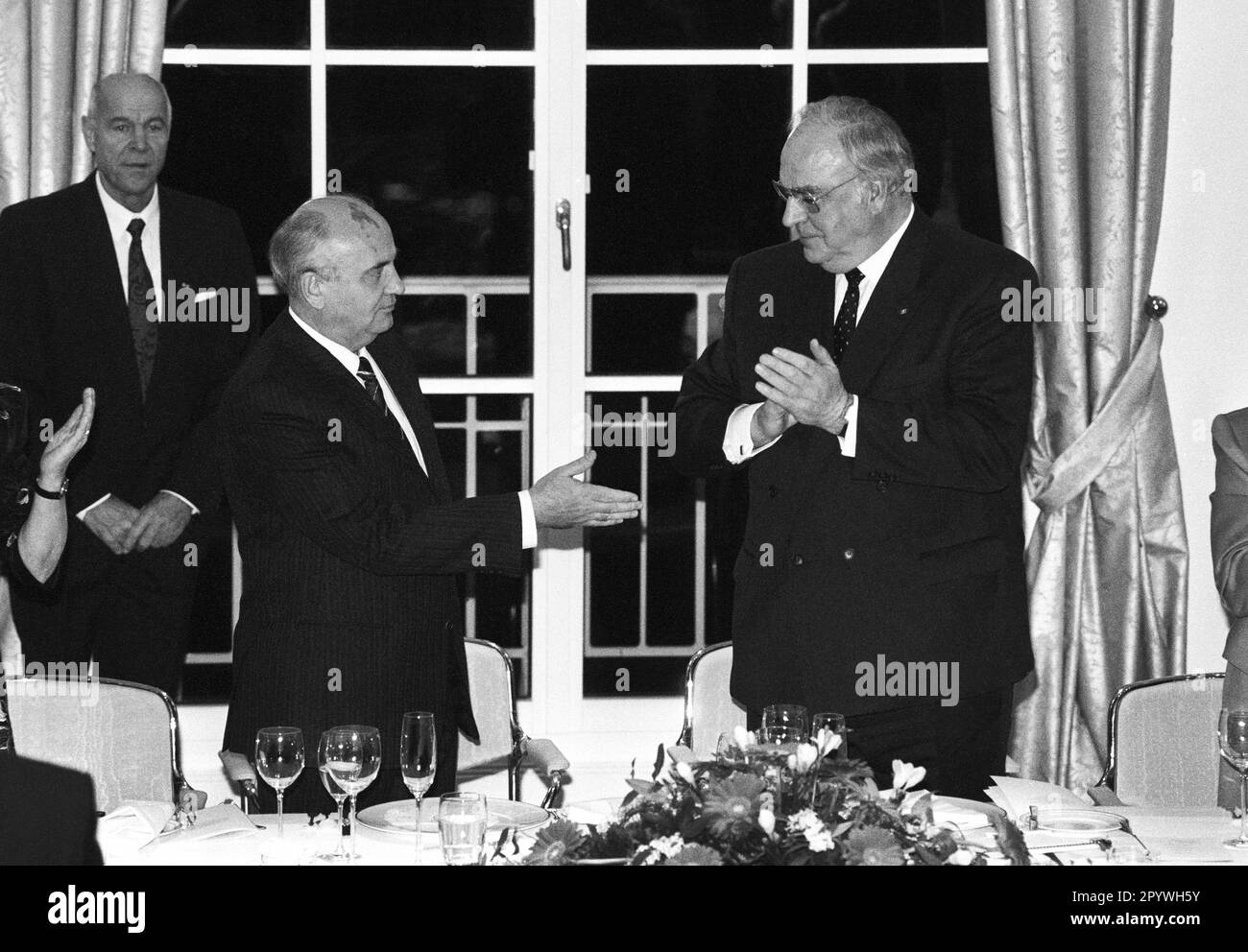 Germania, Bonn , 09.11.1990. Archivio No.: 22-05-19 il Presidente dell'Unione Sovietica in visita a Bonn Foto: Il Cancelliere tedesco Helmut Kohl e il Presidente Mikhail Sergeyevich Gorbachev, a cena [traduzione automatica] Foto Stock