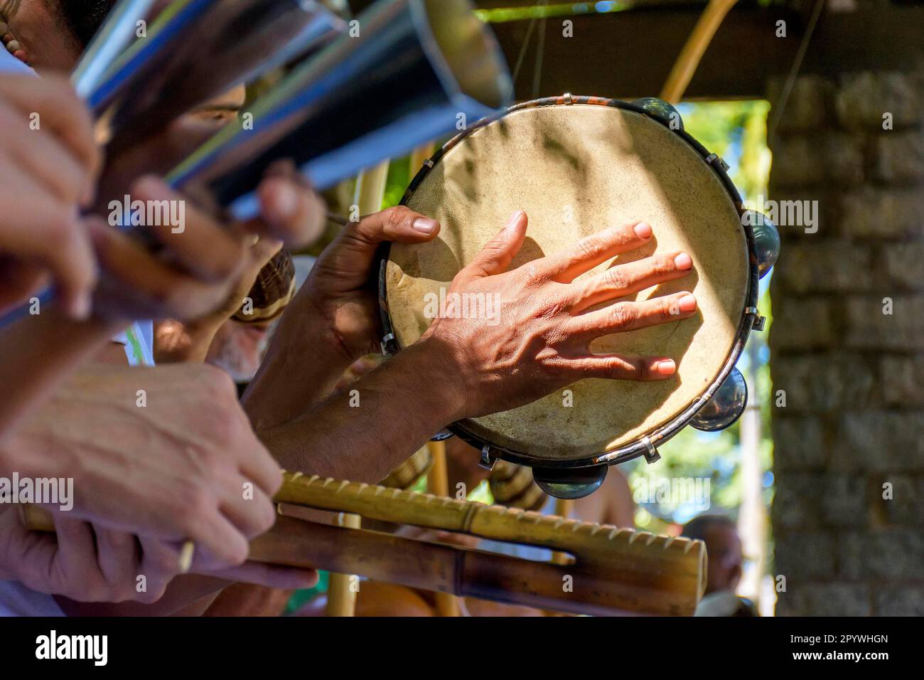 Tamburino e altri strumenti di percursione solitamente rustici usati durante la capoeira portati dall'africa e modificati dagli schiavi, Brasile Foto Stock