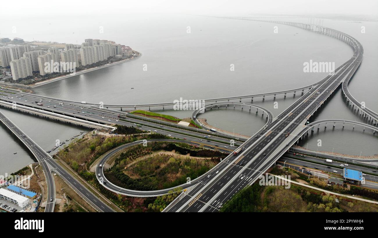 (230505) -- QINGDAO, 5 maggio 2023 (Xinhua) -- questa foto aerea scattata il 14 aprile 2023 mostra il ponte della baia di Jiaozhou a Qingdao, nella provincia di Shandong della Cina orientale. ANDARE CON "attraverso la Cina: Quattro decenni di protezione dell'ecosistema della baia della Cina orientale ripagano" (Xinhua/li Ziheng) Foto Stock