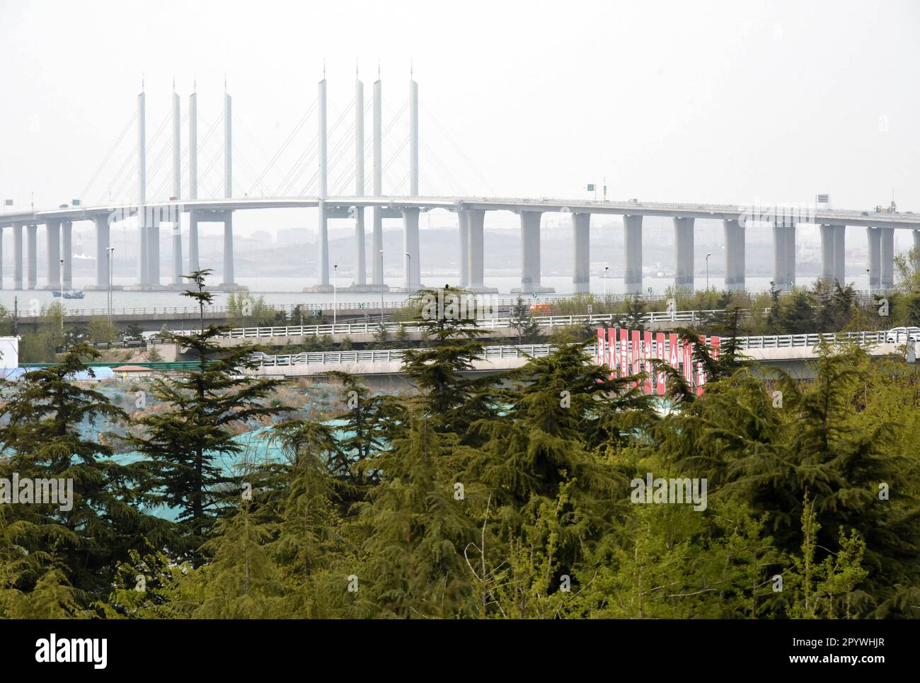 (230505) -- QINGDAO, 5 maggio 2023 (Xinhua) -- questa foto scattata il 14 aprile 2023 mostra il ponte della baia di Jiaozhou a Qingdao, nella provincia di Shandong della Cina orientale. ANDARE CON "attraverso la Cina: Quattro decenni di protezione dell'ecosistema della baia della Cina orientale ripagano" (Xinhua/li Ziheng) Foto Stock