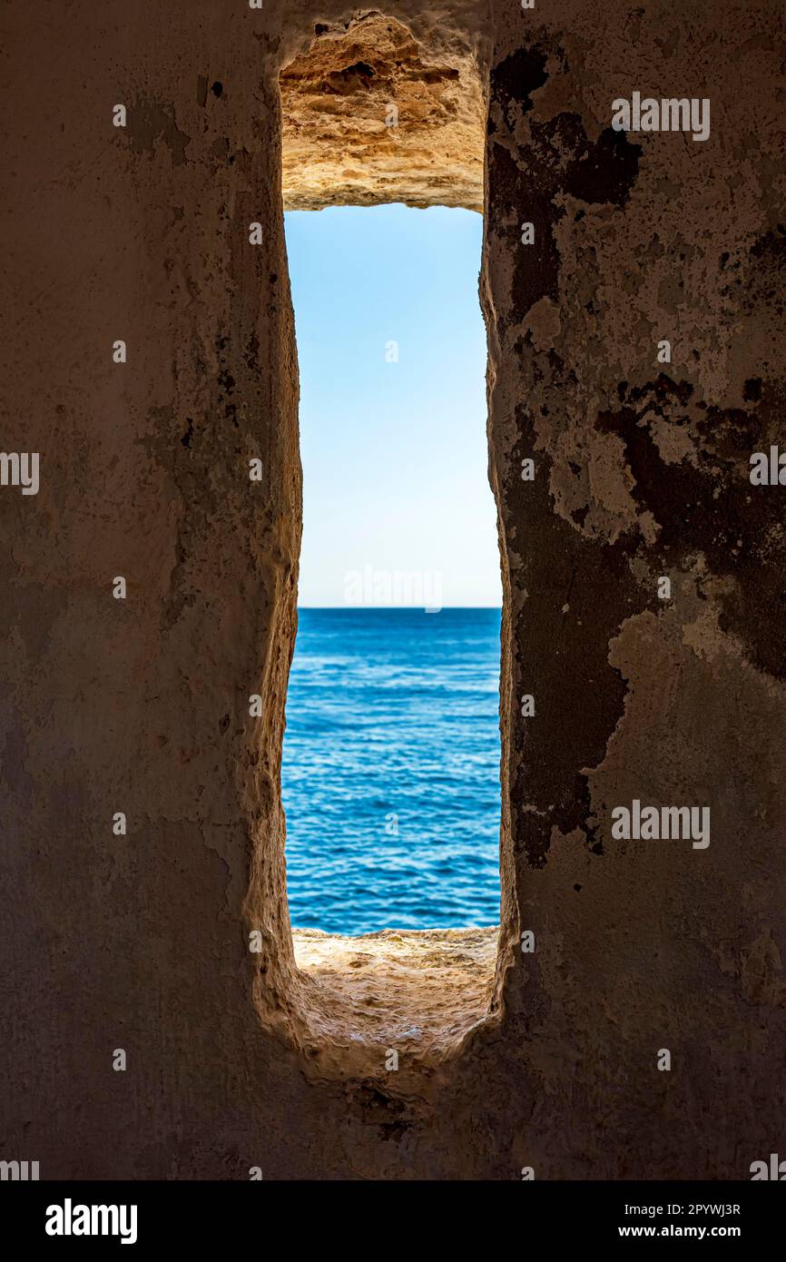 Una finestra sul mare. Vista del mare e orizzonte nella casa di guardia di una vecchia fortezza del 17th ° secolo nella città di Salvador, Bahia., Brasile Foto Stock