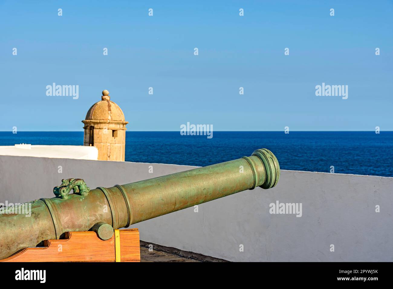 Vecchio cannone di ferro e guardia sulle forti mura della storica fortezza di Farol da barra nella città di Salvador, Bahia, Brasile Foto Stock