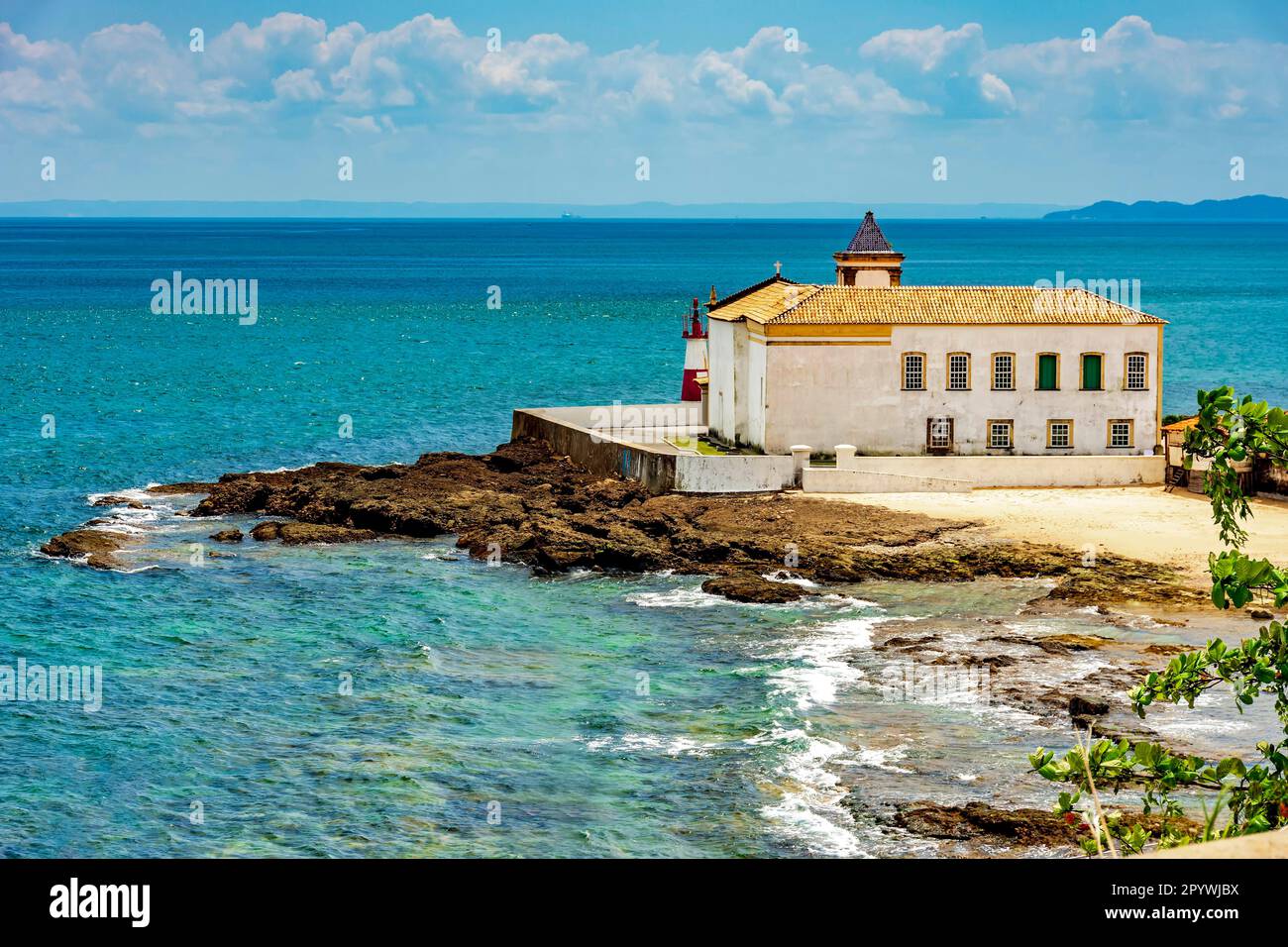 Chiesa storica di Monte Serrat costruita nel 17th ° secolo nella baia di Todos os Santos nella città di Salvador, Bahia, Brasile Foto Stock