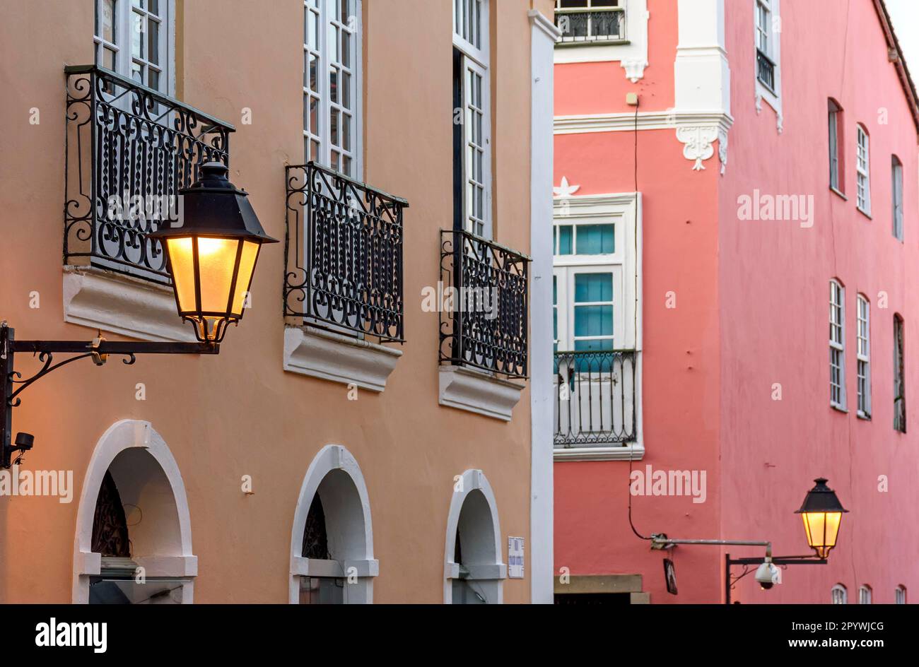 Facciata di vecchi edifici in stile coloniale con i loro balconi, lanterne e finestre decorate nel quartiere Pelourinho nella città di Salvador Foto Stock