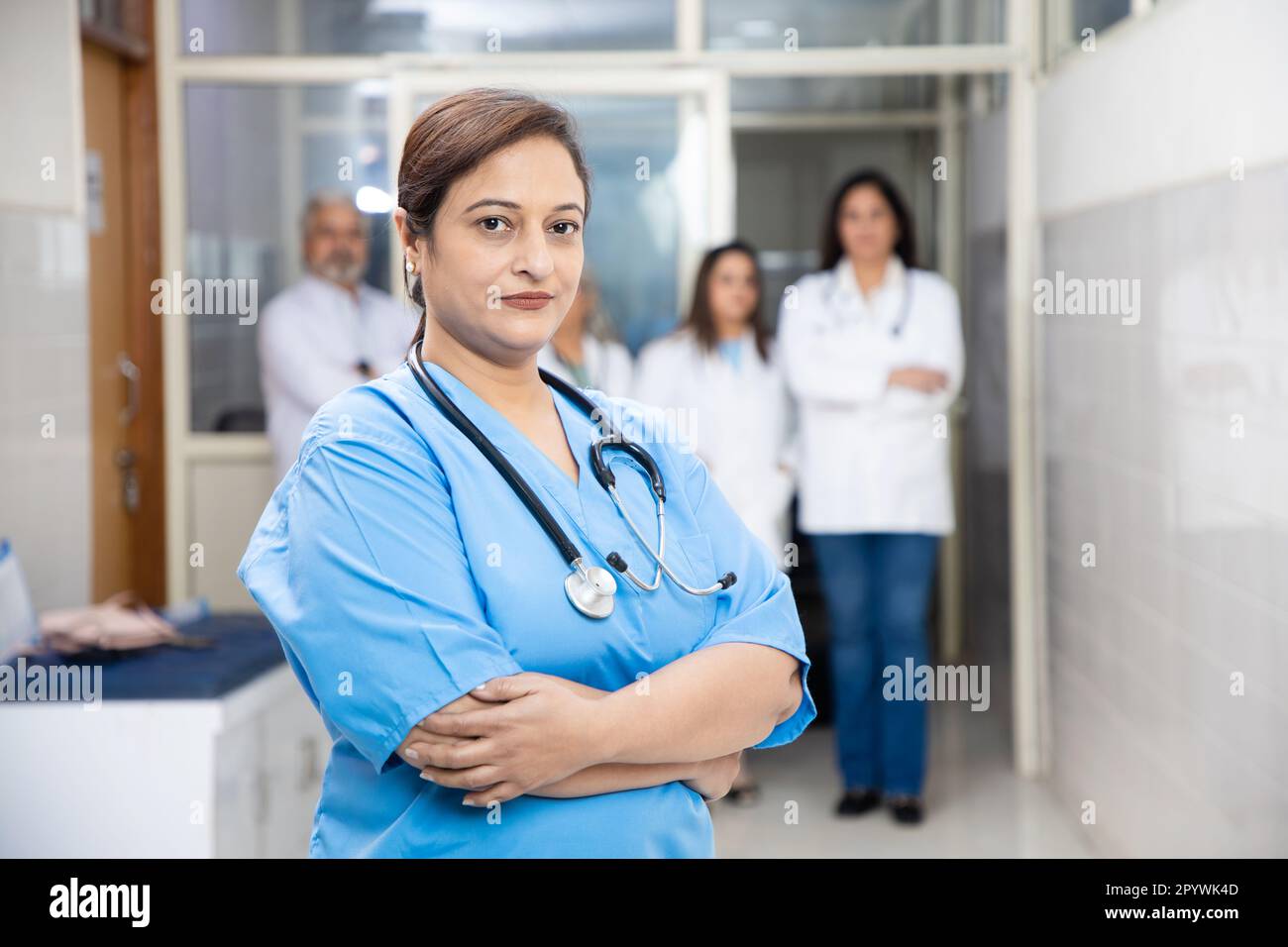 Personale medico femminile indiano e medico con stetoscopio in piedi in corridoio ospedale, sanità e concetto medico. Foto Stock