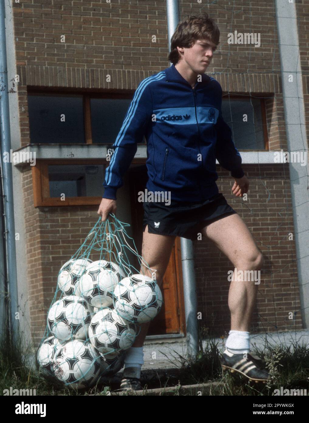 Coppa del mondo 1982 in Spagna: Formazione della nazionale tedesca a Madrid. Lothar Matthäus come supporto di sfera 30.06.1982. Solo per uso giornalistico! Solo per uso editoriale! [traduzione automatica] Foto Stock