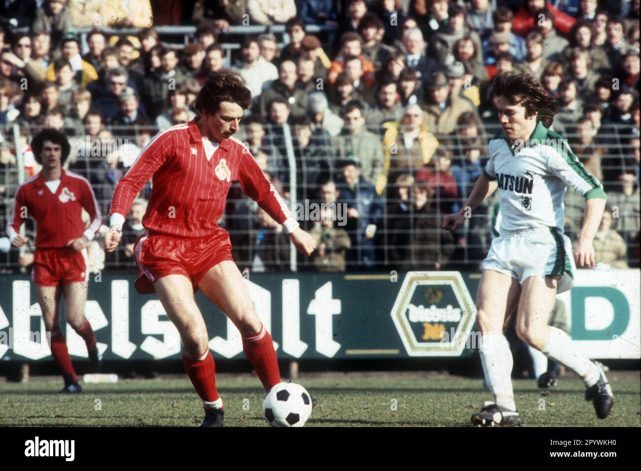 Borussia Mönchengladbach - 1. FC Köln 0:2/13.03.1982. Klaus Allofs (Köln) azione sulla palla. Sulla destra: Lothar Matthäus (BMG). Solo per uso giornalistico! Solo per uso editoriale! [traduzione automatica] Foto Stock