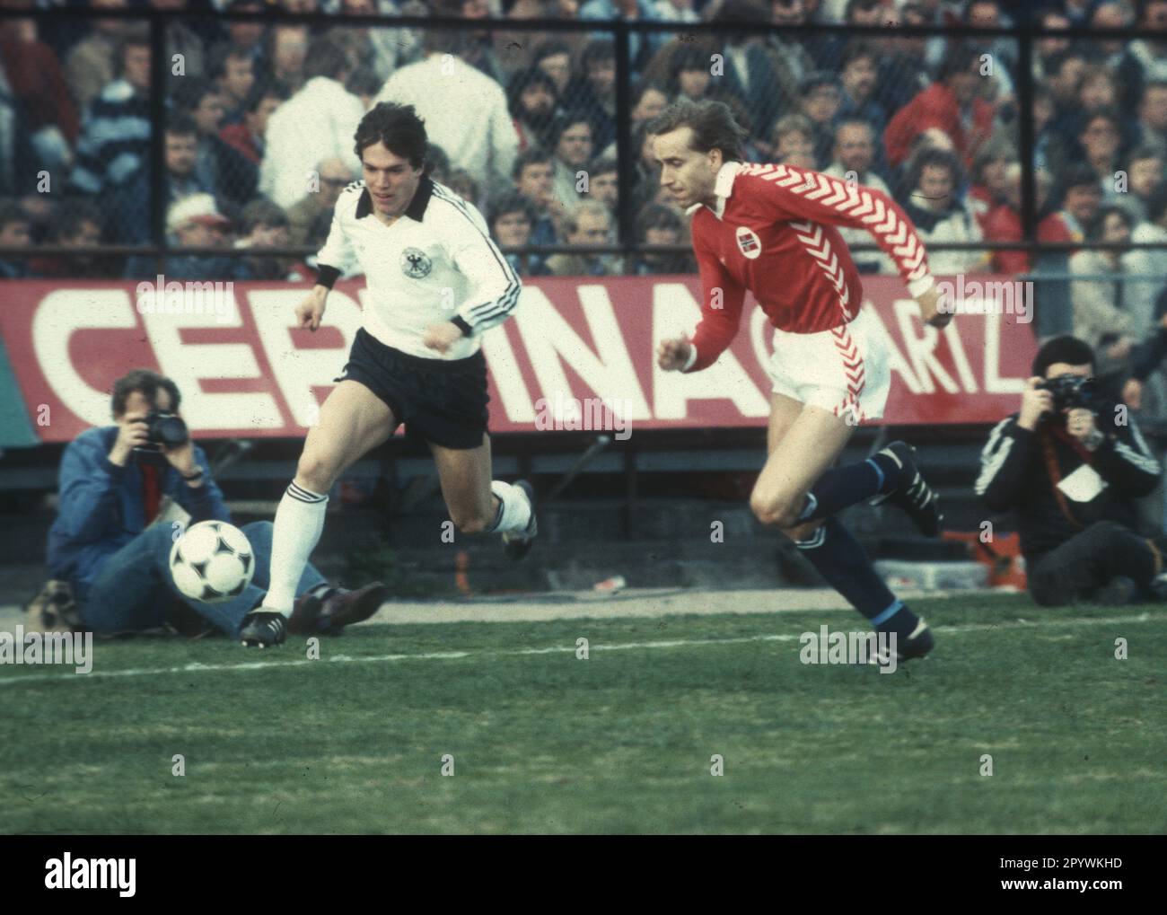 Partita internazionale di calcio: Norvegia - Germania 2:4/12.05.1982 a Oslo. Lothar Matthäus (Dut.) azione sulla palla. Solo per uso giornalistico! Solo per uso editoriale! [traduzione automatica] Foto Stock