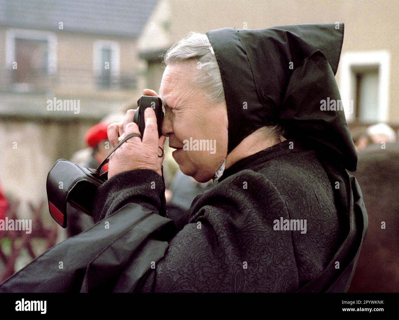 Brandeburgo-Sassonia / minoranze / Slavi / 1996 Pasqua vicino Wittichenau.gli uomini sorbiani si rechettano al prossimo villaggio per annunciare la buona Novella della Risurrezione di Cristo. Alla fine del giro il cimitero di Ralbitz è cerchiato tre volte. I parroci si cavalcano. Una donna sorbiana scatta una foto della processione a Radibor // Wends / Lusatia / Sorbs / Pasqua / religione / Cristianesimo / la conquista orientale nella Germania orientale è già stata iniziata da Carlo Magno, ma ha subito molte battute d'arresto. Nel 1168 il grande santuario slavo di Ruegen fu distrutto dai danesi e da Albrecht l'Orso Foto Stock