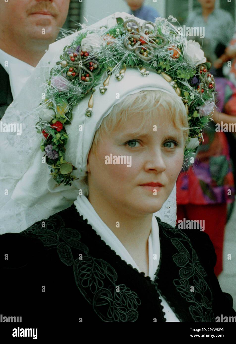 Brandeburgo / GDR / 1993 Peitz vicino a Cottbus. Il primo festival di pesca dopo il tempo della DDR. Donna in costume tradizionale sorbiano (Lusaziano) durante una sfilata. A Peitz sono i più grandi laghetti di carpe d'Europa. // Famiglia / Costume / Mende / minoranza / [traduzione automatica] Foto Stock