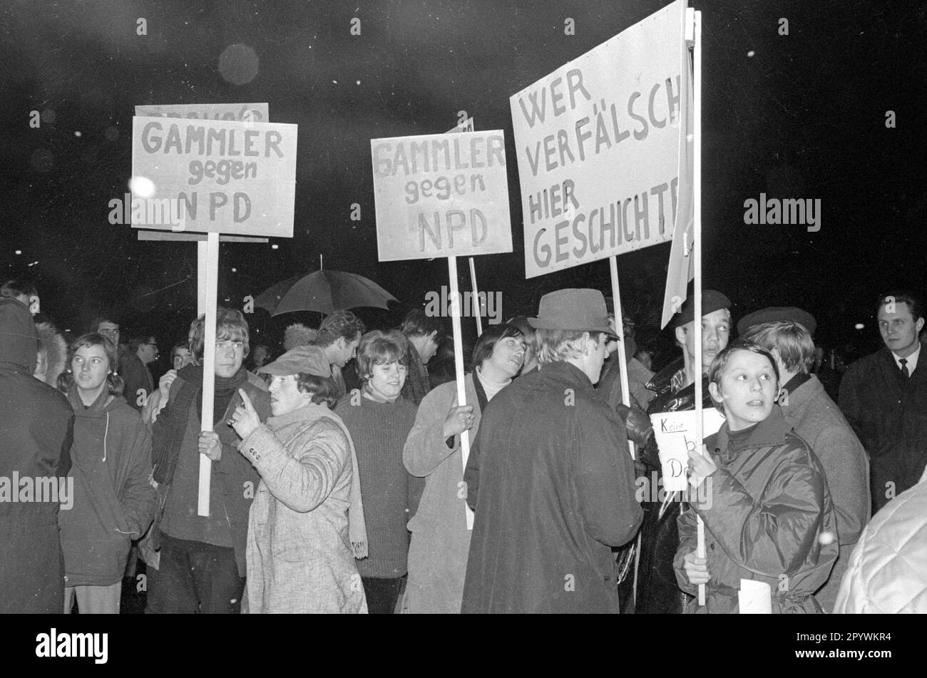 Dimostrazione di circa 5000 alunni e studenti contro il NPD. la marcia di protesta si è spostata da Königsplatz all'Accademia di Belle Arti di Schwabing. [traduzione automatica] Foto Stock