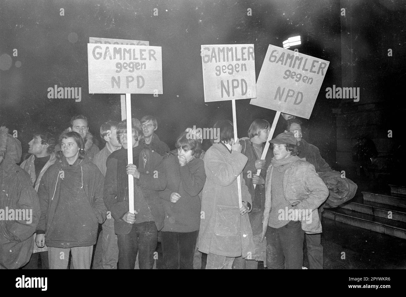 Dimostrazione di circa 5000 alunni e studenti contro il NPD. la marcia di protesta si è spostata da Königsplatz all'Accademia di Belle Arti di Schwabing. [traduzione automatica] Foto Stock