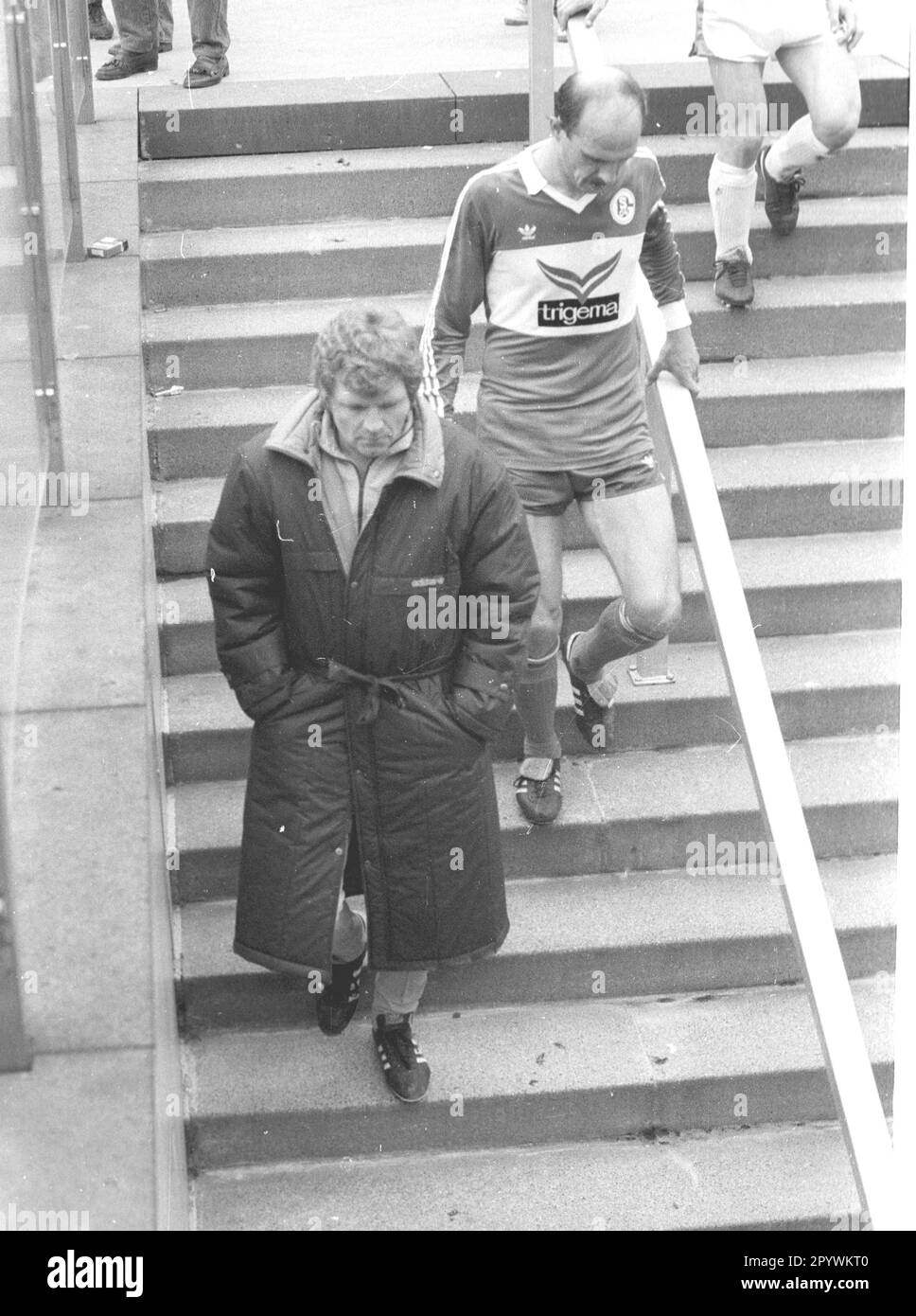 09.04.1983 FC Schalke 04 si avvicina alla retrocessione dopo la sconfitta a Fortuna Düsseldorf. U. B. spettacoli : Allenatore Jürgen Sundermann e Manfred Drexler scendono le scale. Solo per uso giornalistico! Solo per uso editoriale! [traduzione automatica] Foto Stock