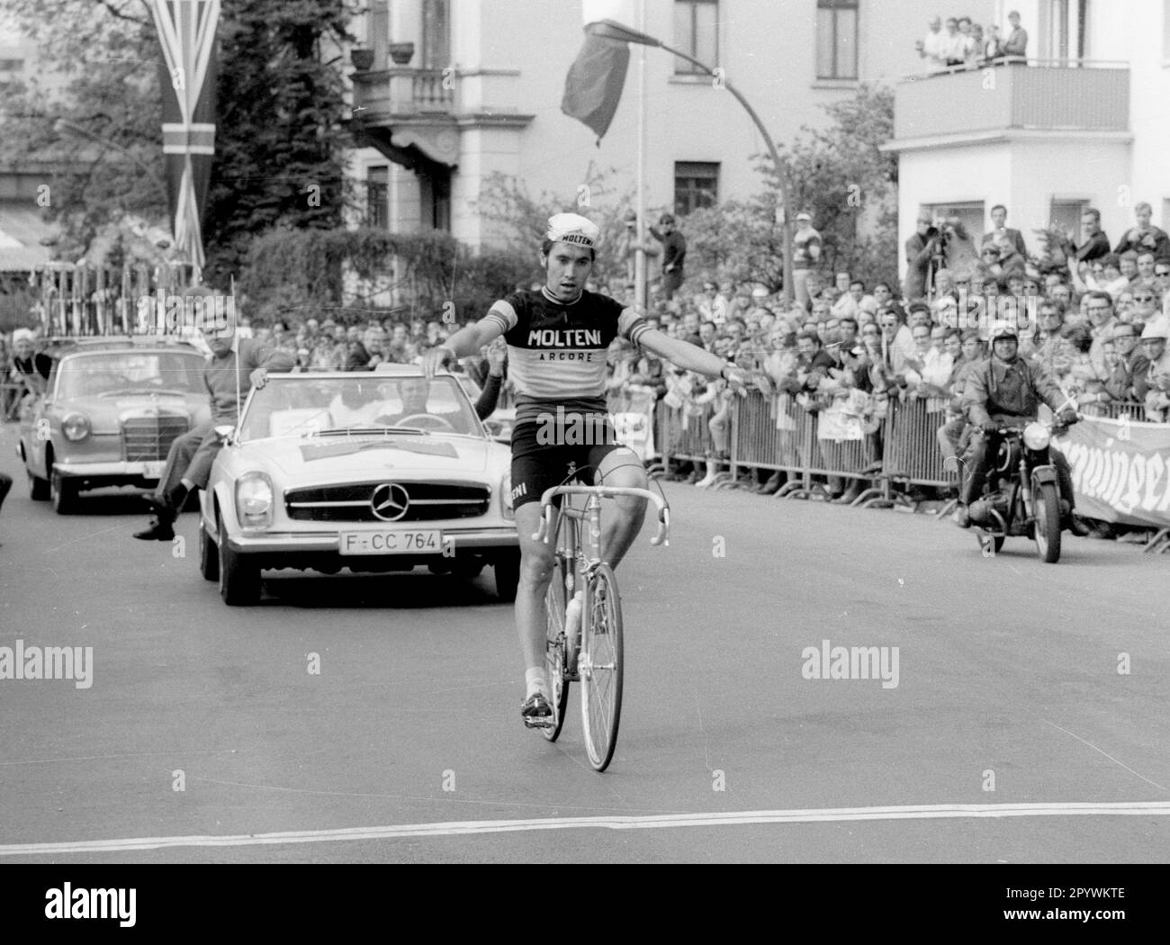 Gara ciclistica: Intorno alla Torre Henninger 1971. Eddy Merckx (Belgio) al traguardo 01.05.1971. [traduzione automatica] Foto Stock