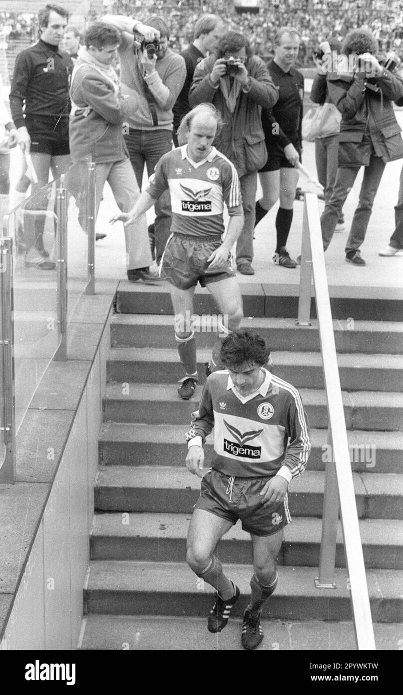 09.04.1983 FC Schalke 04 si avvicina alla retrocessione dopo la sconfitta a Fortuna Düsseldorf. U. B. spettacoli : i giocatori di Schalke scendono le scale. Sopra Ulrich Bittcher solo per uso giornalistico! Solo per uso editoriale! [traduzione automatica] Foto Stock