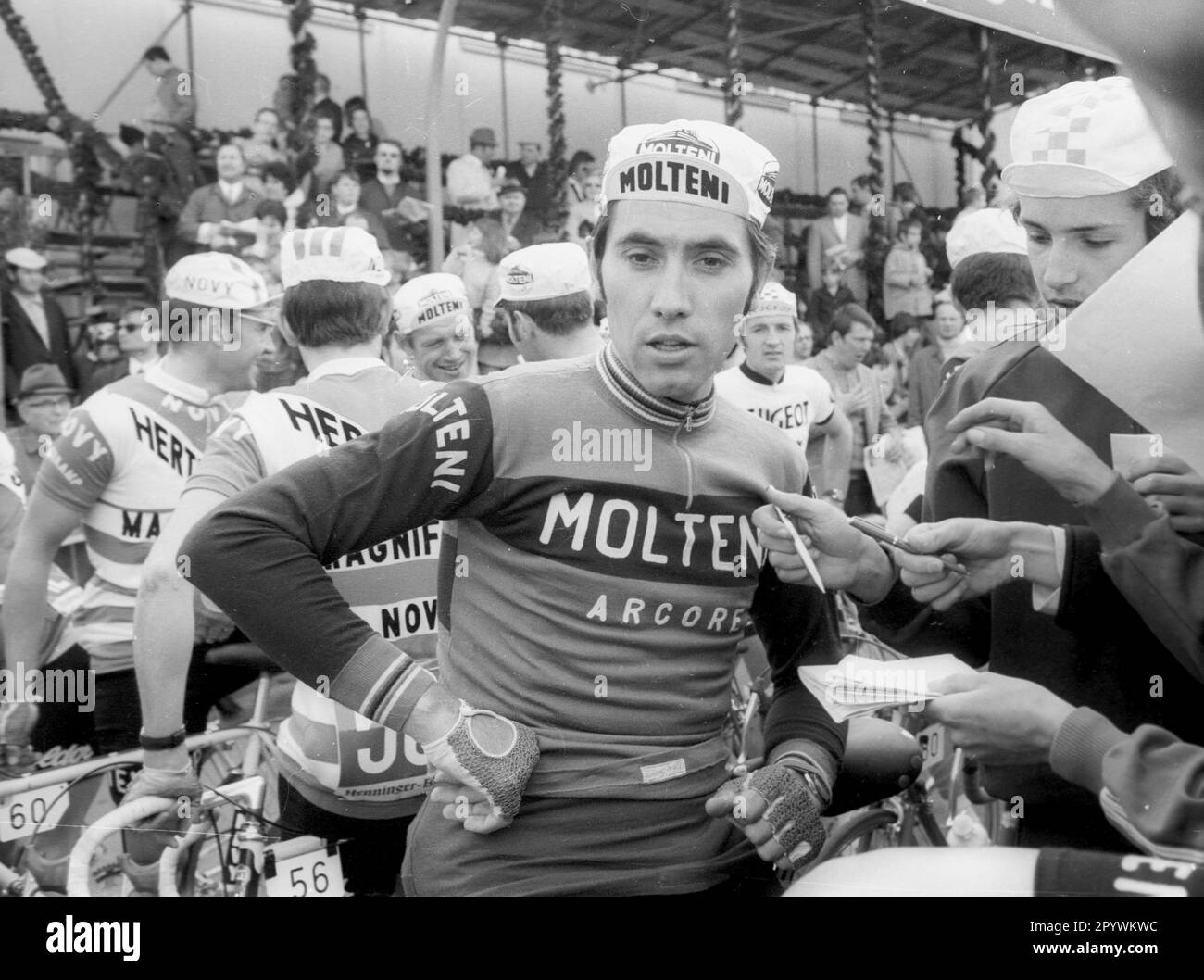 Gara ciclistica: Intorno alla Torre Henninger 1971. Eddy Merckx (Belgio) prima della partenza con cacciatori autografi 01.05.1971. [traduzione automatica] Foto Stock