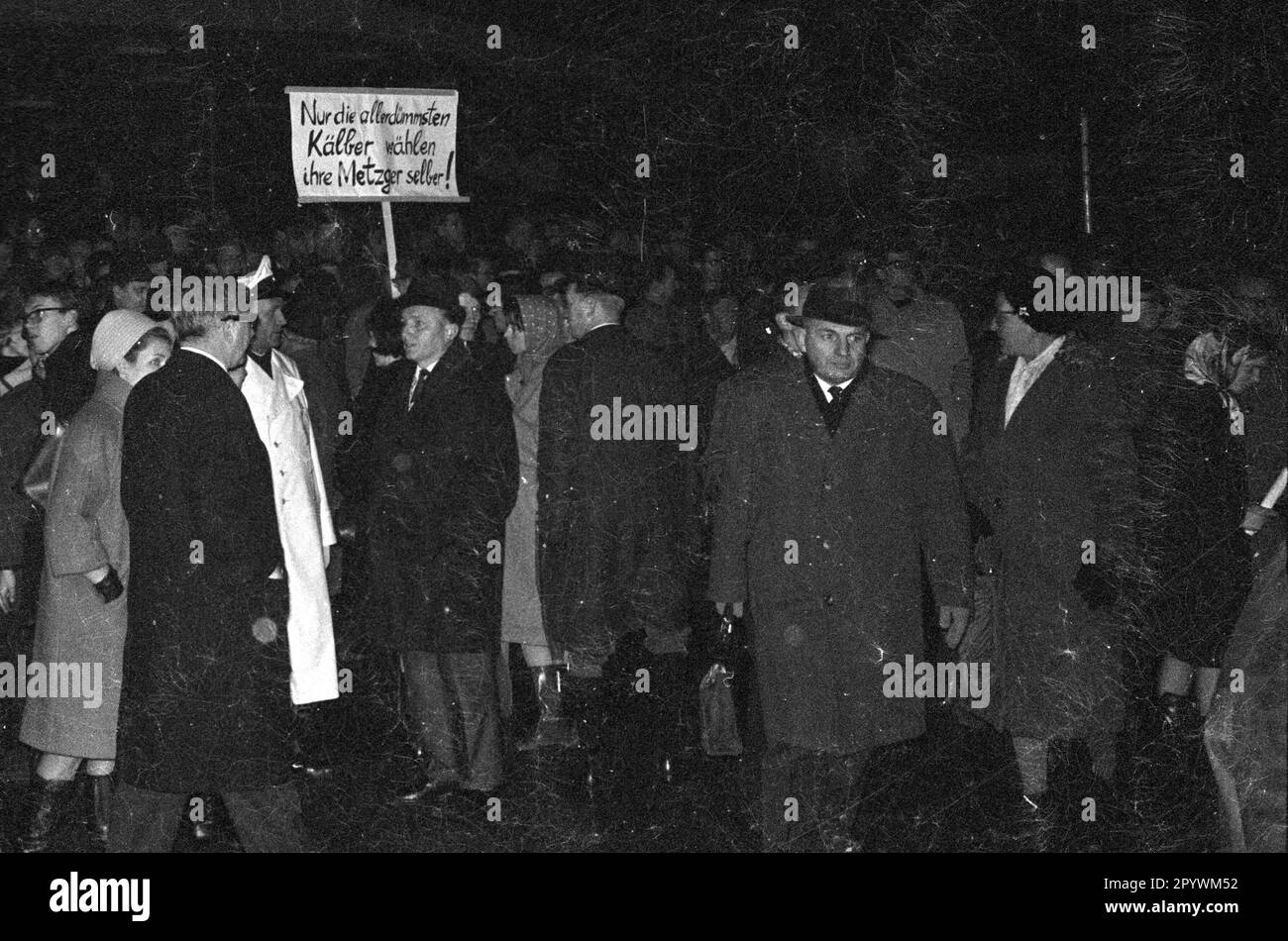 Dimostrazione di circa 5000 alunni e studenti contro il NPD. la marcia di protesta si è spostata da Königsplatz all'Accademia di Belle Arti di Schwabing. [traduzione automatica] Foto Stock