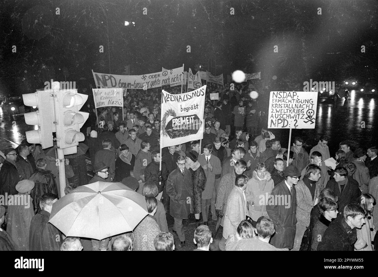 Dimostrazione di circa 5000 alunni e studenti contro il NPD. la marcia di protesta si è spostata da Königsplatz all'Accademia di Belle Arti di Schwabing. [traduzione automatica] Foto Stock