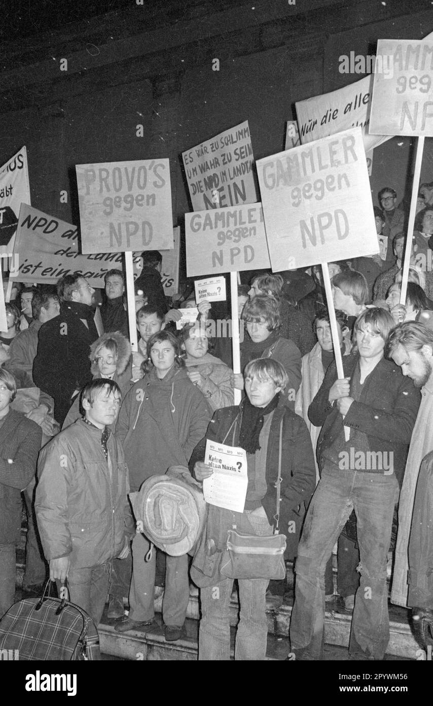 Dimostrazione di circa 5000 alunni e studenti contro il NPD. la marcia di protesta si è spostata da Königsplatz all'Accademia di Belle Arti di Schwabing. [traduzione automatica] Foto Stock