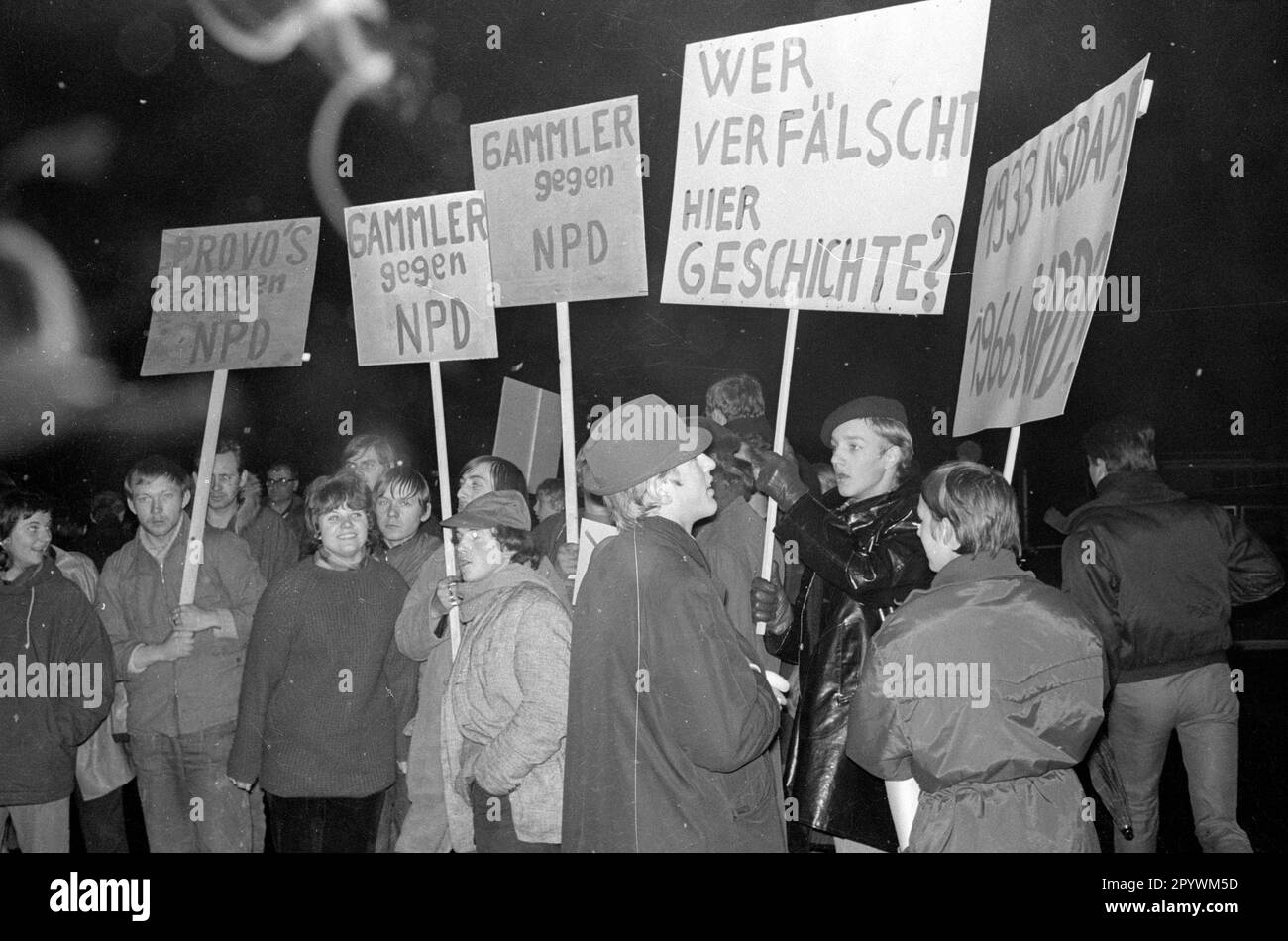Dimostrazione di circa 5000 alunni e studenti contro il NPD. la marcia di protesta si è spostata da Königsplatz all'Accademia di Belle Arti di Schwabing. [traduzione automatica] Foto Stock
