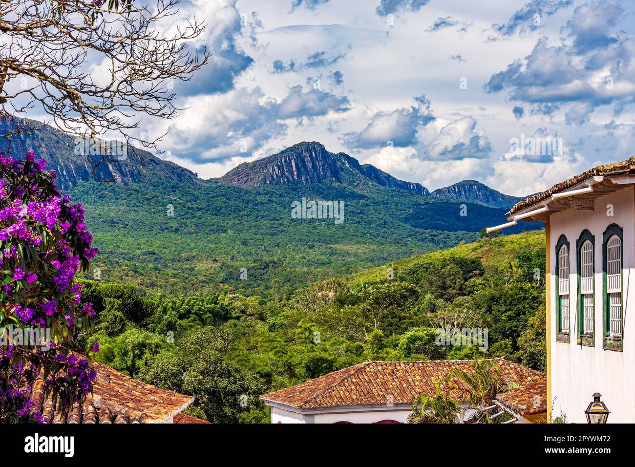 Case, montagne e foreste nella storica città di Tiradentes, nello stato di Minas Gerais, Brasile Foto Stock