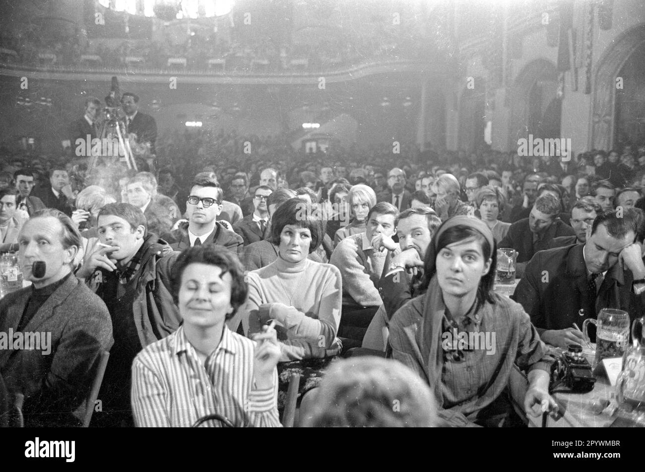 "Durante la campagna elettorale del parlamento di Stato del 1966, Günter Grass appare in occasione di una discussione organizzata dal Liberaler Studentenbund Deutschlands (LSD) al Löwenbräukeller di Monaco. L'evento si intitola ''ci sono motivi per votare NDP?''. Guarda il pubblico. [traduzione automatica]' Foto Stock