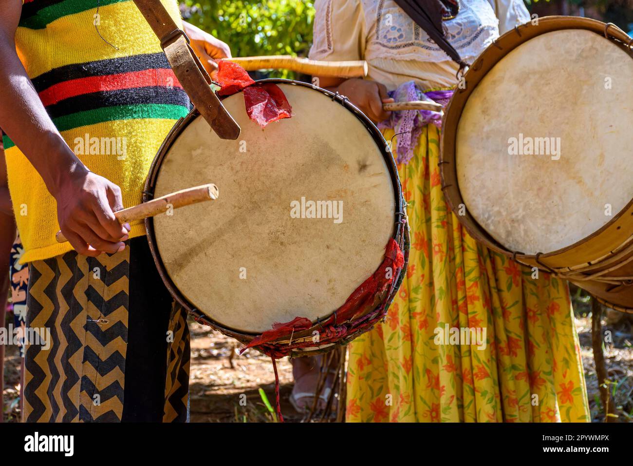 Tamburi etnici e rudimentali in una festa religiosa che ha avuto origine nella miscelazione della cultura degli africani schiavi con colonizzatori europei Foto Stock