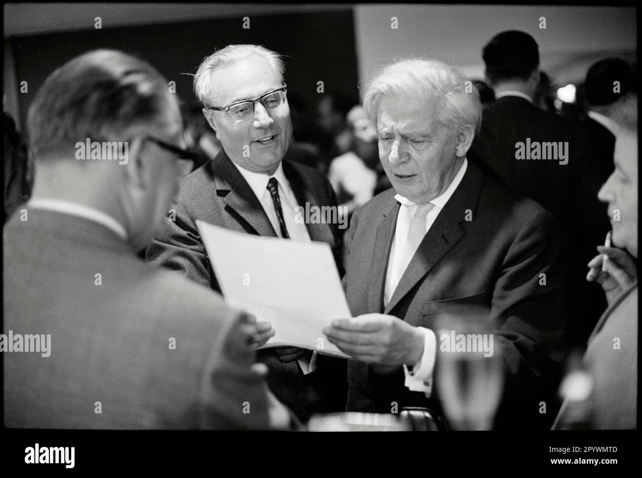 Germania. Amburgo. 1964. Direttore Josef Mueller-Marein. Celebrazione presso la redazione del settimanale Die Zeit. M-GE-ZEI-034 Copyright Notice: Max Scheler/SZ Photo. Foto Stock