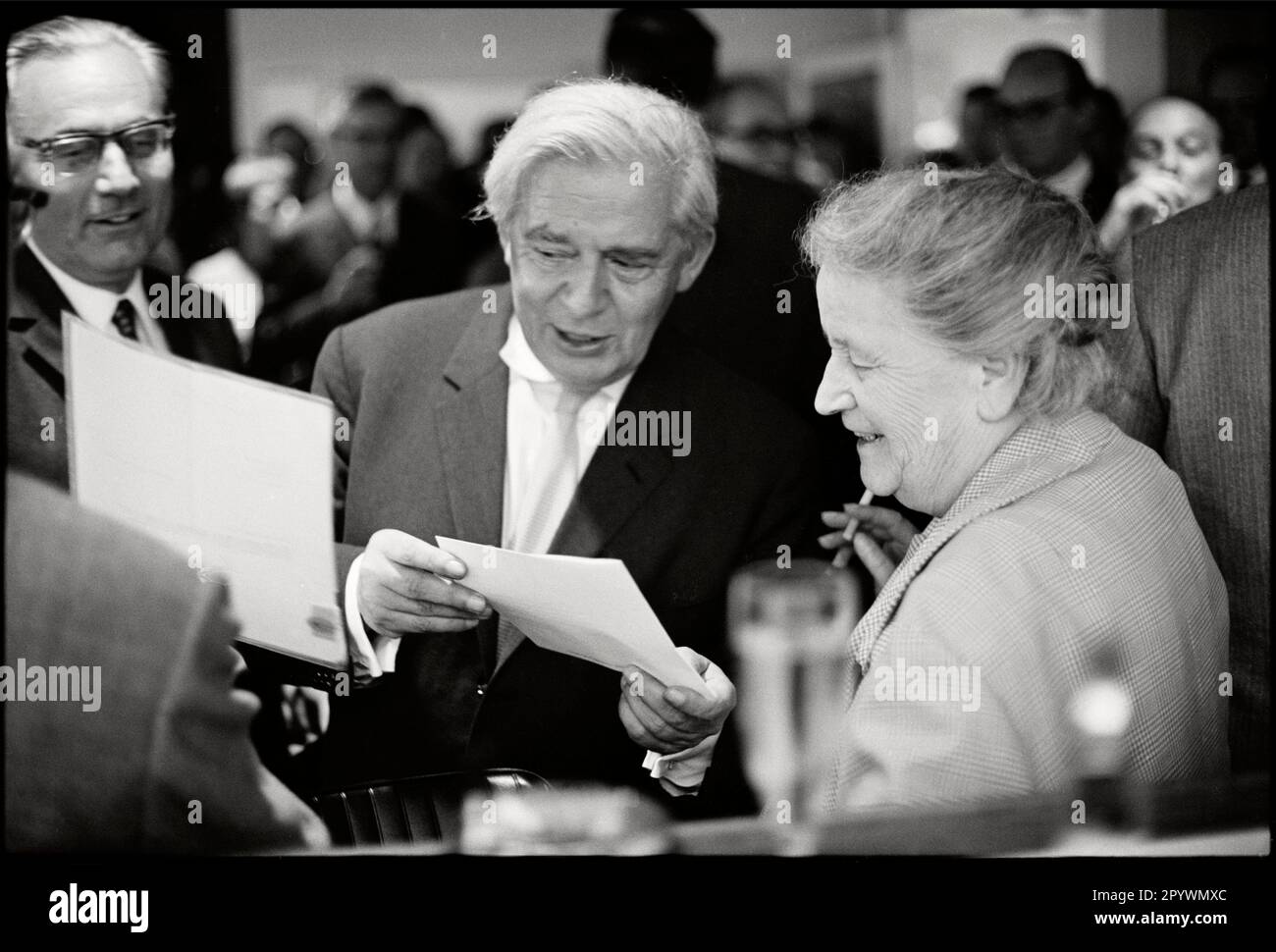 Germania. Amburgo. 1964. Direttore Josef Mueller-Marein. Celebrazione presso la redazione del settimanale Die Zeit. M-GE-ZEI-033 Copyright Notice: Max Scheler/SZ Photo. Foto Stock