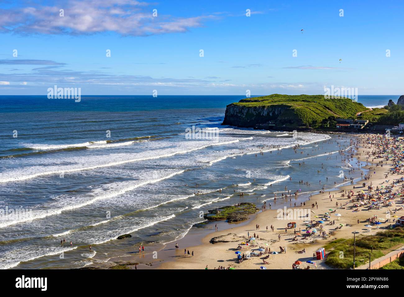 Spiaggia in una bella giornata di sole nell'estate della città di Torres sulla costa dello stato di Rio Grande do sul, Brasile, Brasile Foto Stock