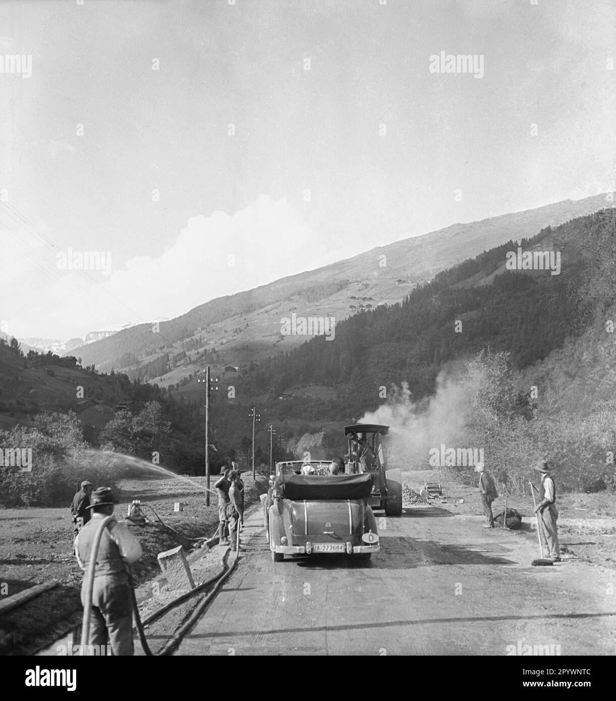 I lavoratori edili posano tubi su una strada sul Großglockner, 1938. Foto Stock