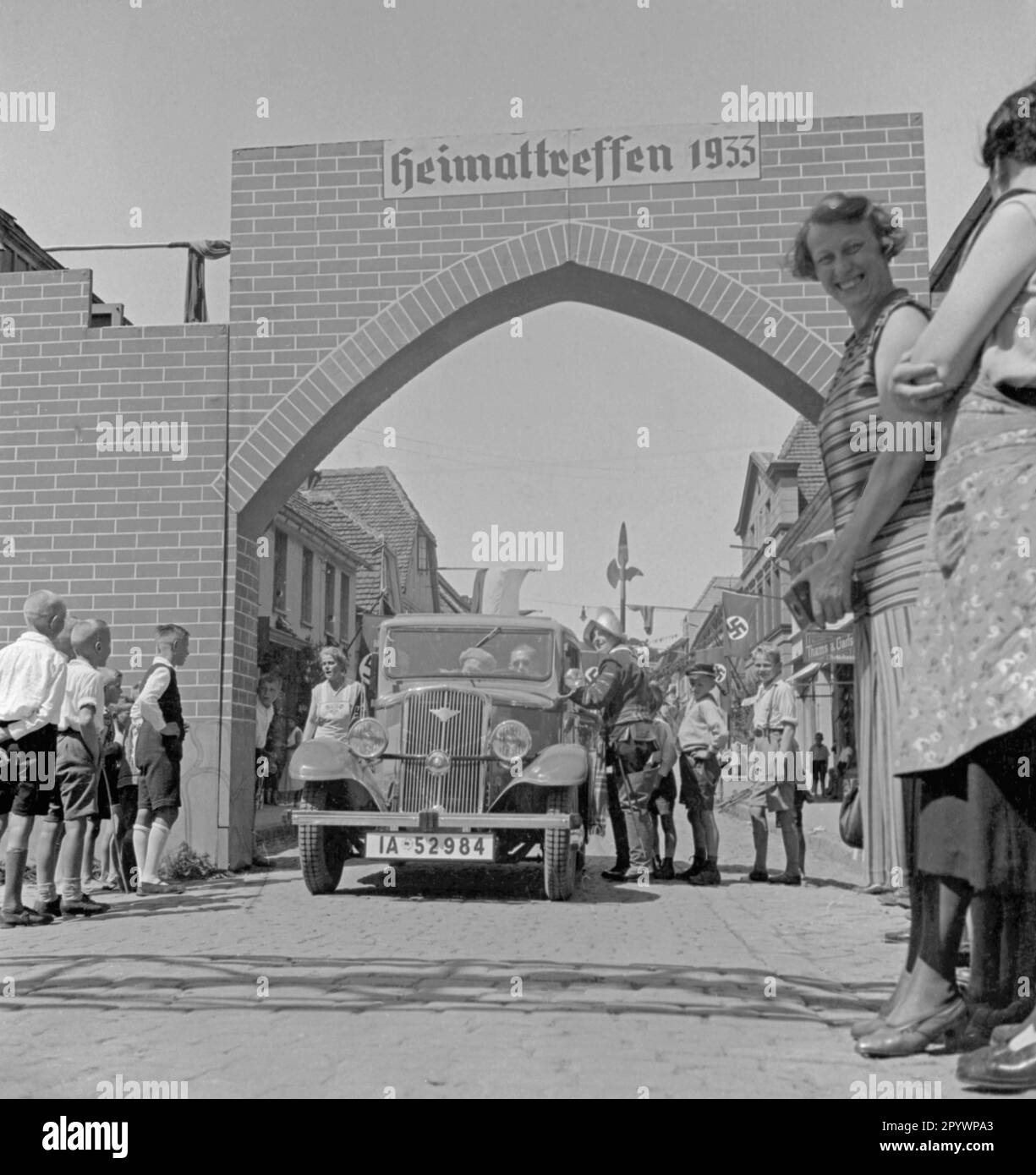 Auto sulla strada per l'Heimattreffen (riunione della patria) a Laage. Foto Stock