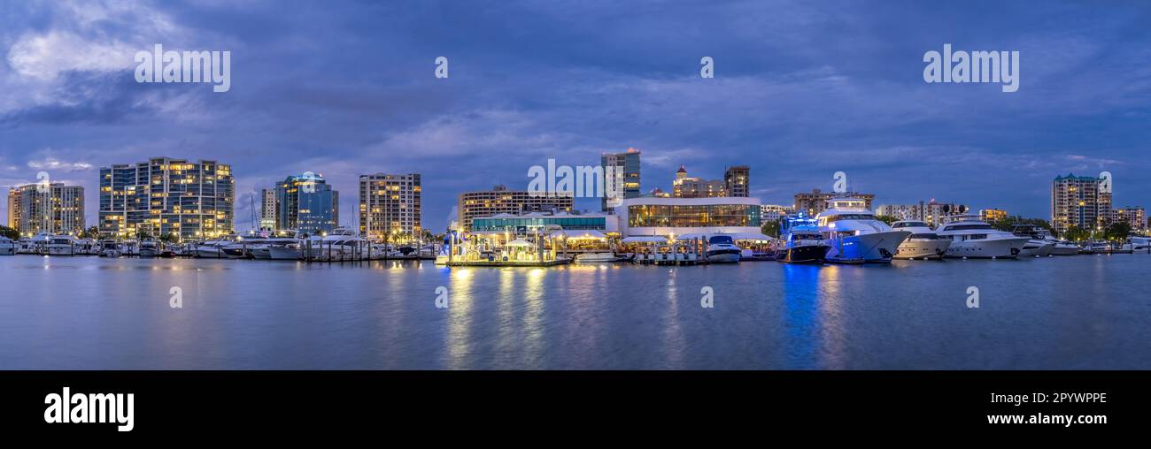 Skyline della città da Bayfront Park sulla baia di Sarasota di notte a Sarasota Florida USA Foto Stock