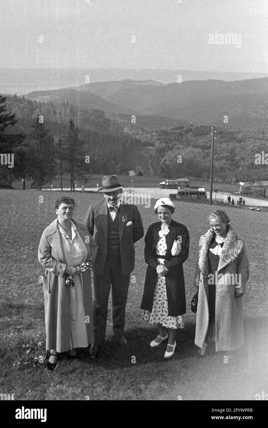 Un gruppo di tour in un paesaggio collinare nella contea di Kladsko (oggi Slesia inferiore, Polonia). Foto Stock
