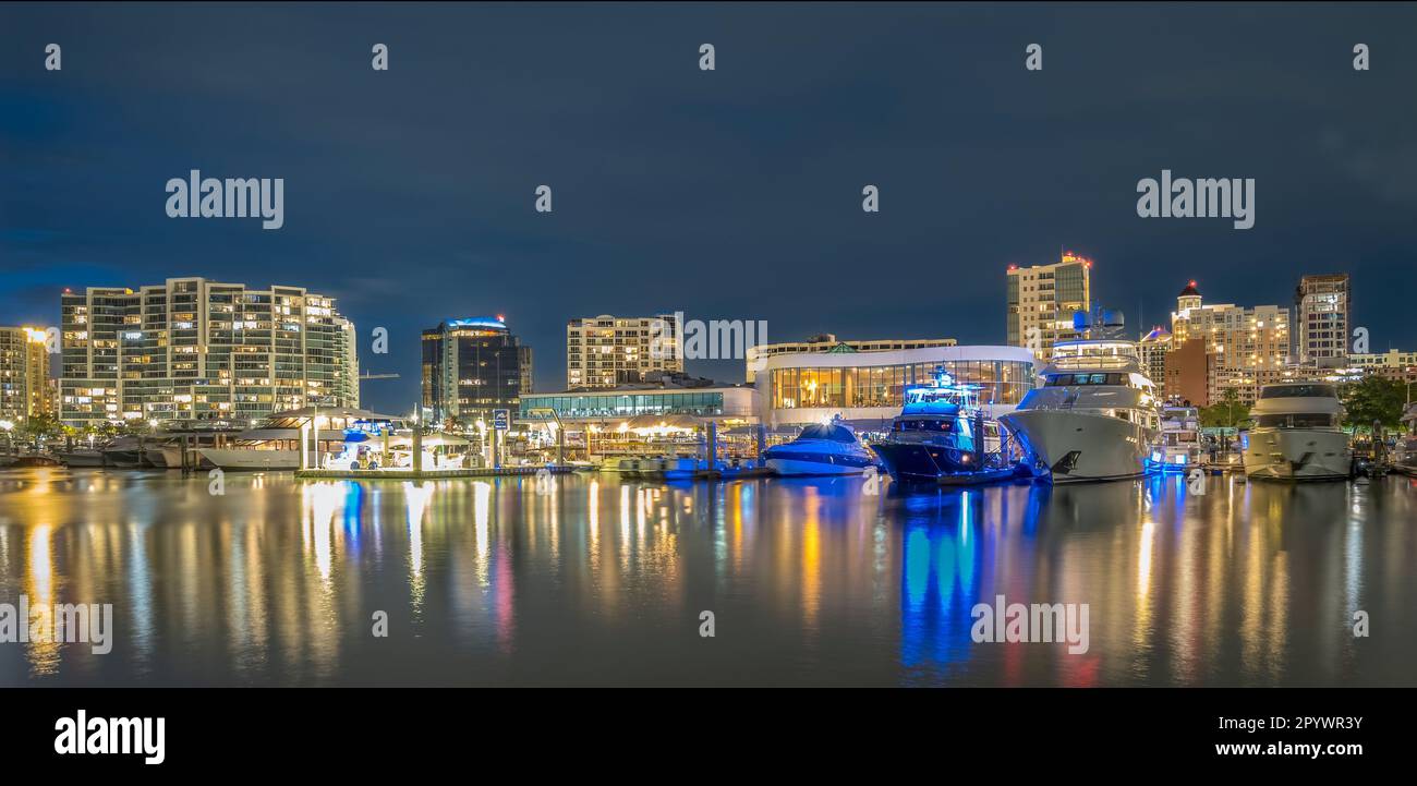 Edifici sul lungomare e barche di notte a Sarasota Florida USA Foto Stock