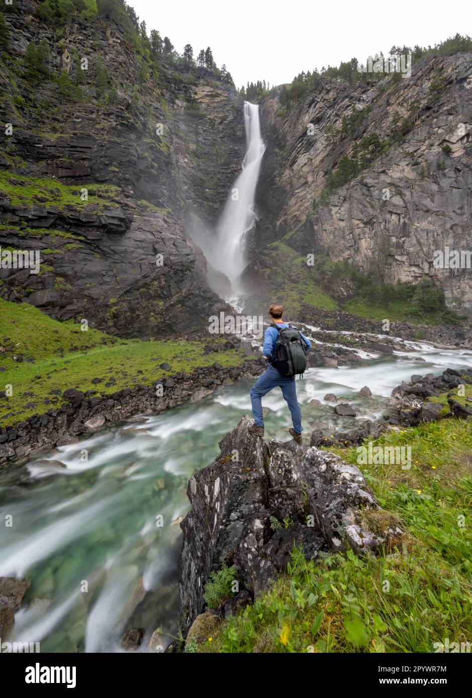 Turismo su una roccia, fiume Driva, cascata Svoufallet, lunga esposizione, gola Amotan, Gjora, Norvegia Foto Stock