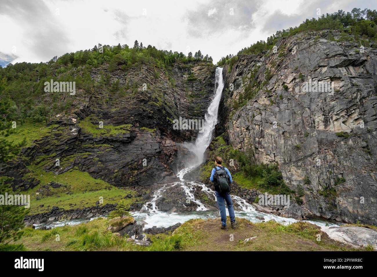 Turistico presso il fiume Driva, la cascata di Svoufallet, la Gola di Amotan, Gjora, Norvegia Foto Stock
