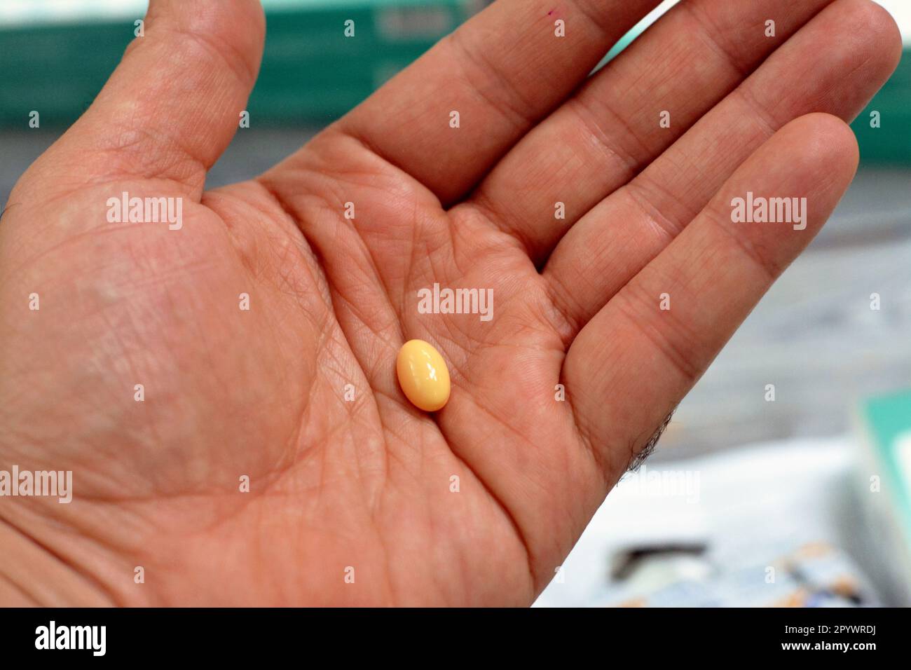 Pillole mediche, compresse, capsule trattamento o rimedio per malattie, abuso di droghe, abuso, combattere pensieri suicidi, tentativi, concetto di tossicodipendenza, s Foto Stock