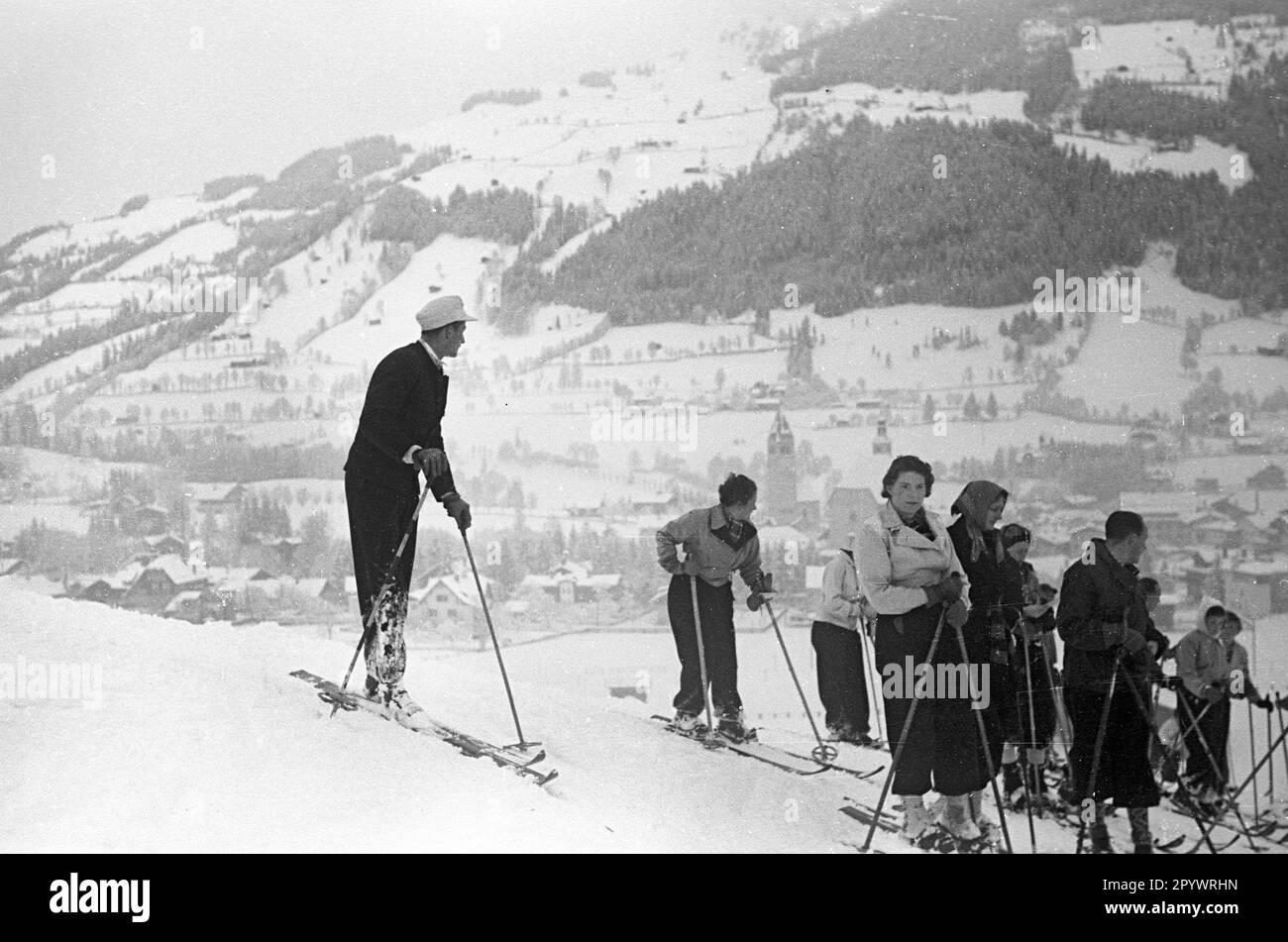 Un gruppo di sciatori si trova su un pendio a St Johann im Pongau. Foto non datata, probabilmente dall'inverno del 1938/39. Foto Stock