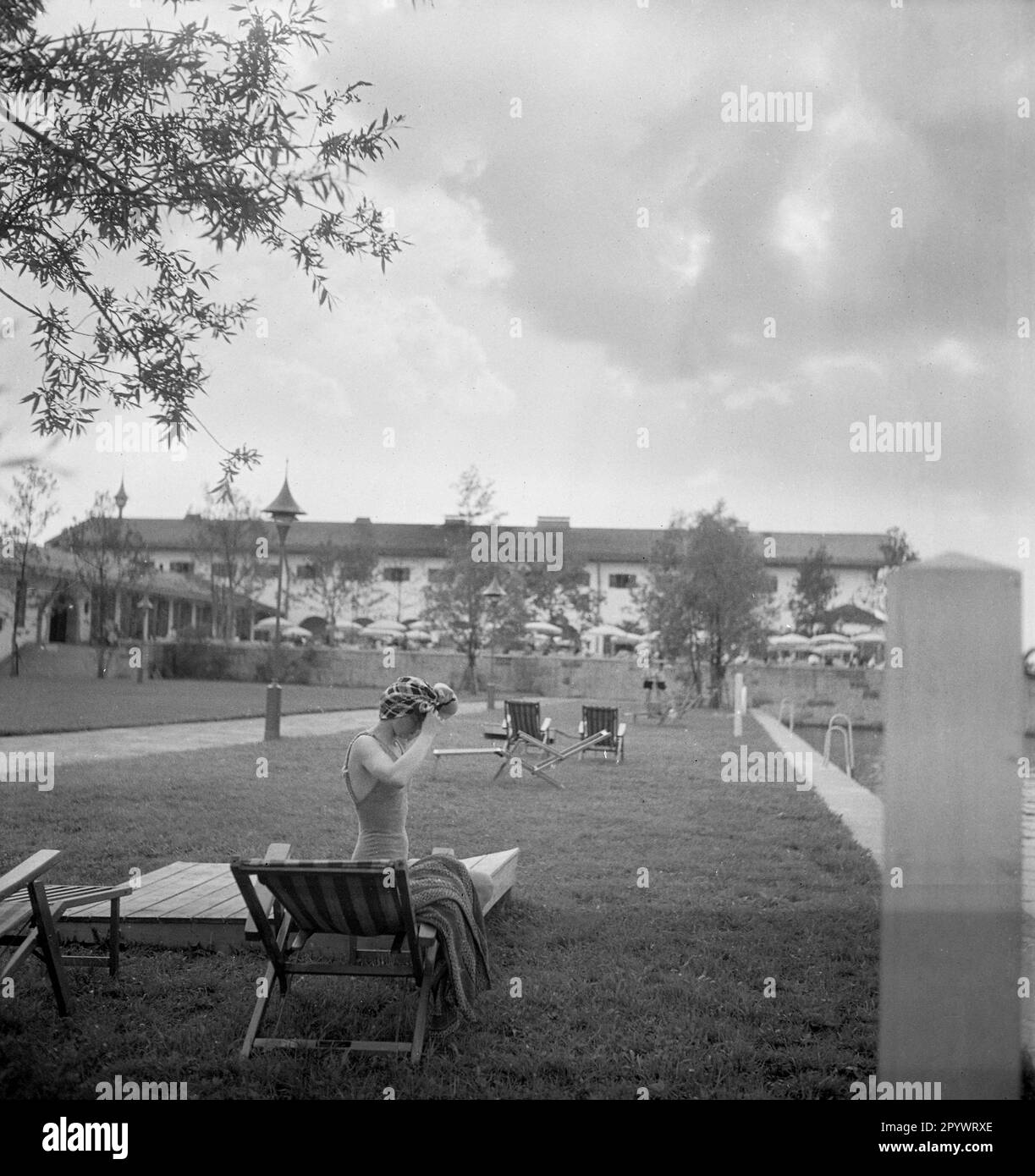 L'area di servizio sul Reichsautobahn è stata aperta nel 1938. Oggi la struttura è utilizzata come clinica ed è situata sull'autostrada A8 Monaco-Salisburgo. [traduzione automatica] Foto Stock