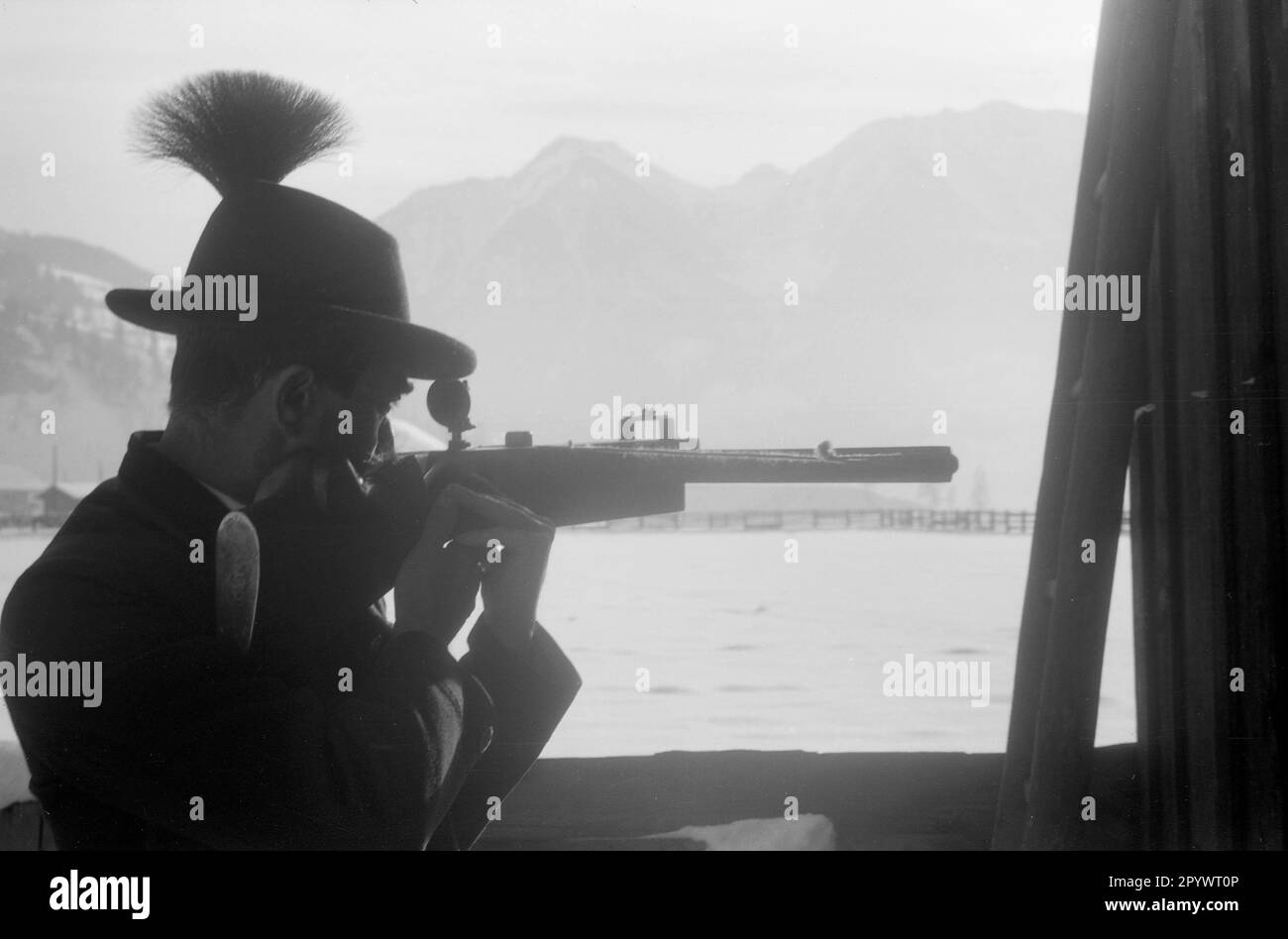 Un tiratore sportivo punta il suo fucile verso gli obiettivi di un poligono di tiro a St. Johann im Pongau. Foto non data, probabilmente nell'inverno del 1938/39. Foto Stock