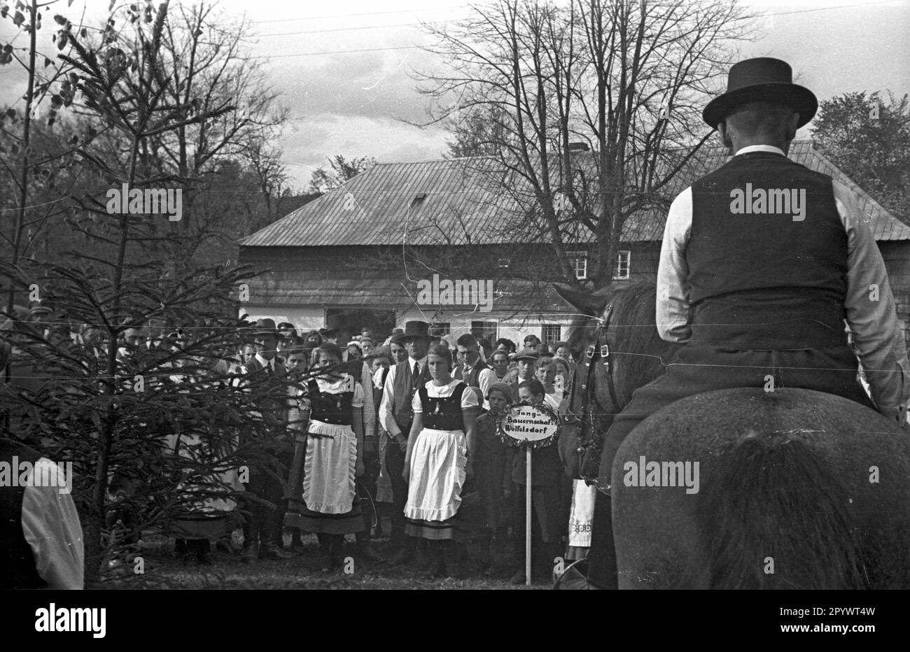 Un cavaliere ad un festival nazionale del costume, probabilmente a Woelfelsdorf, l'odierna Wilkanow, nella bassa Slesia. Foto Stock